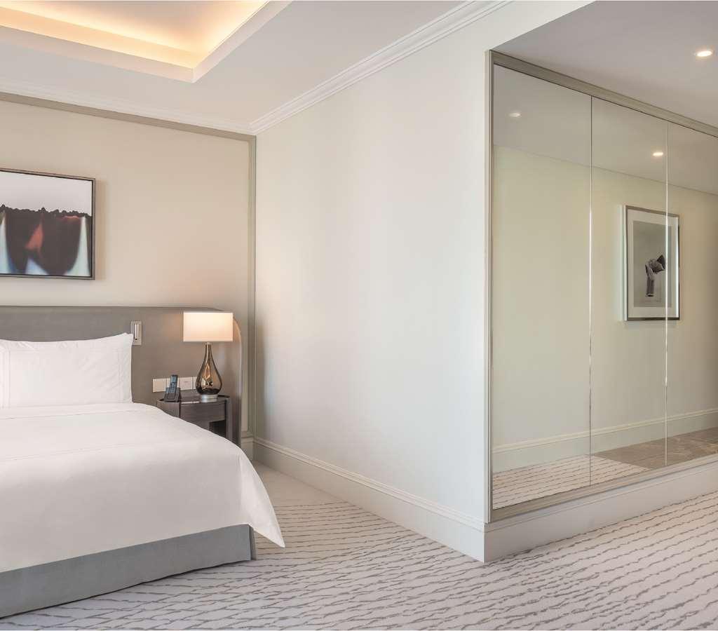 Address Dubai Mall Camera foto A bedroom at the hotel