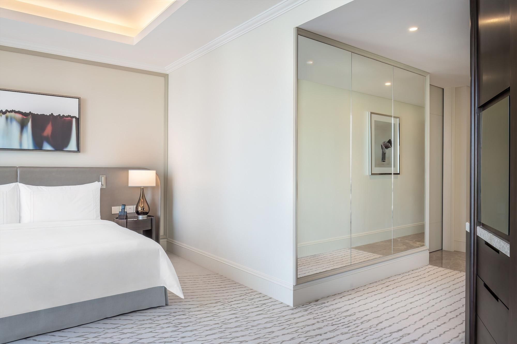 Address Dubai Mall Esterno foto A bedroom at the hotel